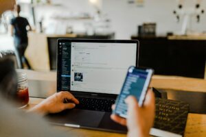 laptop és telefon munka közben
