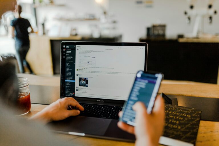 laptop és telefon munka közben