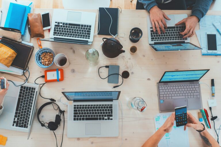 co-working iroda sok laptoppal az asztalon